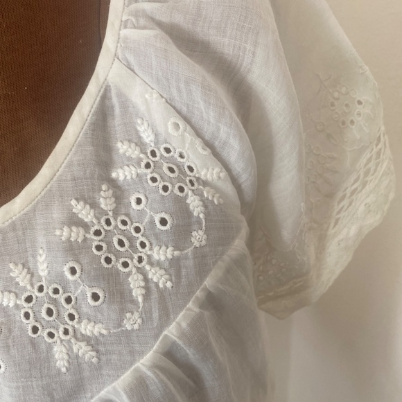 White cotton eyelet blouse. So pretty - Picture 2 of 3